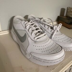 Nike White Low-Top Sneakers with Gray Swoosh COURT ZOOM 3